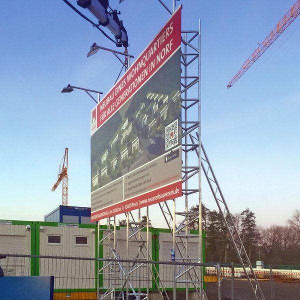 Miet-Schildkonstruktion als Bauschild, Schildfläche 6x4 m, Gesamthöhe 7m, mit LED-Strahlern